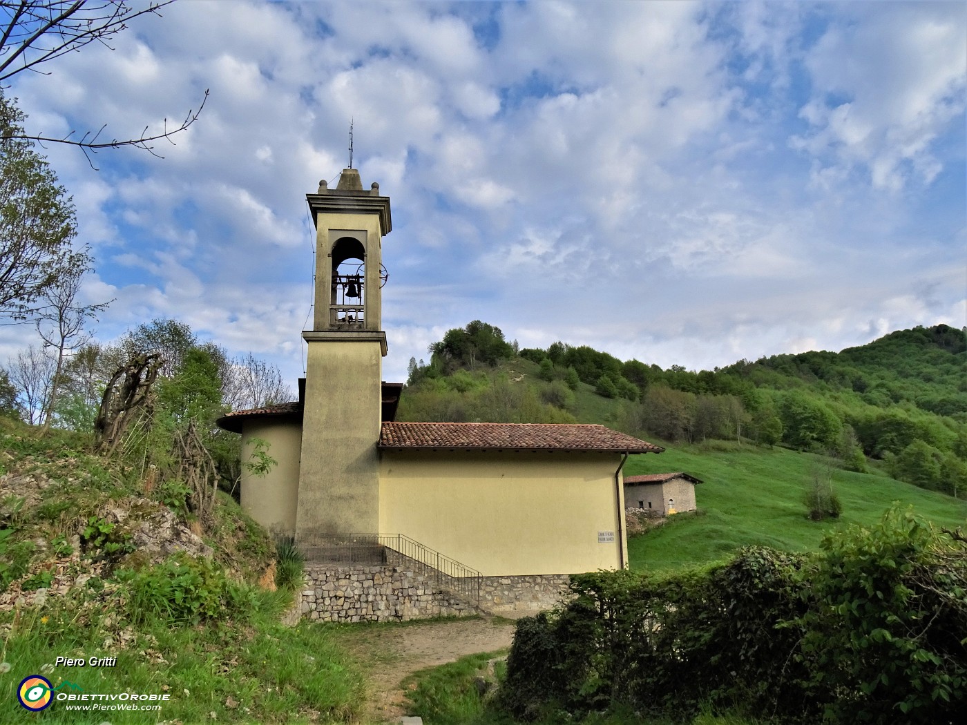 58 Chiesetta di San Barnaba con vista a dx in Podona.JPG